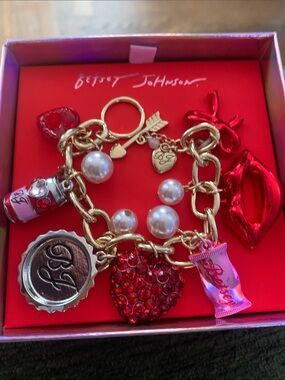 🆕- FABULOUS Betsey Johnson LOVE SPELL Bracelet WITH Charms